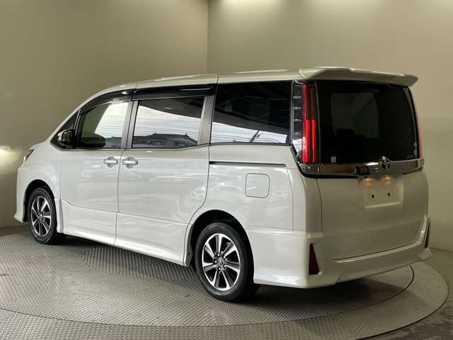 トヨタ ノア 2.0 Si 禁煙車・純正10型ナビ(NSZN-Z66T)・後席フ の中古