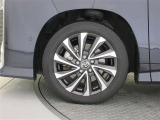 機敏さを引き立てる純正アルミ 205/55 R17 装着!