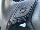ステアリングスイッチ付いています。ハンドルから手を離すことなくオーディオ操作等できます。