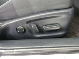 運転席シート調整を電動で調整できます。無段階調整なので、どなたにもピッタリの調整が可能です。