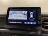 リバースギアに入れるだけで後方の表示へ切り替わります。夜間や雨の日の駐車も楽になりますよ。