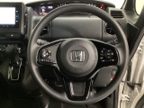 ハンドルにHondaセンシング系のクルーズコントロールやレーンキープアシストなどのスイッチと、オーディオの操作スイッチが装備されています。ハンドルから手を離さず安全に操作できます。