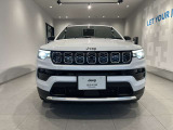 7スロットルグリルはJeep伝統の証です。SUVのみにこだわり続けている伝統あるJeep車へお乗り頂いてみてはいかがですか?