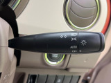 【オートライト】周りの明るさに応じて自動でヘッドライトの点灯・消灯ができる機能です!ライトの付け忘れ・消し忘れなどが無くなり、雨の日や夕方の走行も安心!トンネル通過時も便利ですね♪