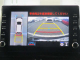 パノラミックビューモニター&バックモニター♪車両の前後左右に搭載した4つのカメラの映像を合成し、車を真上から見ているような映像を表示♪