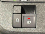 指先だけで簡単に操作が可能な電動パーキングブレーキを採用。「HOLD」スイッチを押すと、渋滞や信号待ちなどでブレーキペダルから足を離しても、ブレーキを保持するので安心です