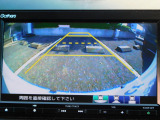 後退や車庫入れ時に安心のバックカメラ付き!夜間や雨天などの視界の悪いシーンでも視えて安心ですね♪