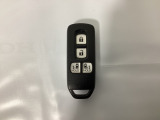 スマートキー付きですからドアロックの開閉およびエンジンスタートが楽々です。電動スライドドアの開け閉めもボタンで操作できます。