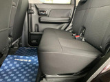 後部座席です。足元空間は広々しており、大人4人乗車も無理なく可能です。