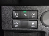 【車線逸脱警報機能】ブザー音とメーター表示で車線からのはみ出しを警報します。元の車線に戻す機能ではないため、警報後はご自身でステアリングを操作して下さい。