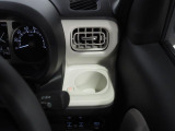 ドリンクホルダーは保温機能つき。テイクアウトのホットドリンクの飲み頃を保ちます。車内でのカフェタイムに嬉しいアイテムです。