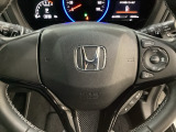 ハンドルにHondaセンシング系のクルーズコントロールやレーンキープアシストなどの操作スイッチが装備されています。ハンドルから手を離さず安全に操作できます。