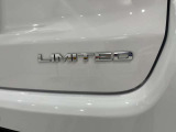 上位モデルのリミテッドエンブレム。より質の高いお車の証です。