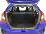 ラゲッジも広く使いやすいトランクは、開口部も広く荷物の積み下ろしもしやすいお車となっております。リアシートの背もたれは6:4の割合で分割して可倒できるので、長いお荷物などを載せることもできます。