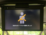 【フリップダウンモニター】大画面モニターで後席でもエンタメをお楽しみいただけます。小さなお子様にも大人気の装備です♪