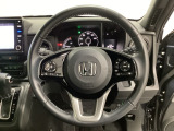 ハンドルにHondaセンシング系のクルーズコントロールやレーンキープアシストなどのスイッチと、オーディオの操作スイッチが装備されています。ハンドルから手を離さず安全に操作できます。