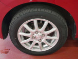 アルミホイール付!鉄ホイールと違って軽いので燃費にも影響してきます。ガソリンの高騰に少しは貢献します!足元がきまります。