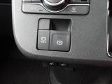 電動パーキングブレーキです。急坂での発進時等で運転をサポートするホールド機能つきです。