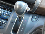 シフトは前後レバータイプです。信号などに停車中にエンジンを休ませるアイドリングストップ搭載車です。お好みでキャンセルすることもできます。