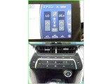 運転席・助手席・独立型オートエアコン。運転席とパートナー別々の温度設定ができ快適なドライブが楽しめます!高級グレードの証ですね!