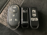 スマートキー付きですからドアロックの開閉およびエンジンスタートが楽々です。電動スライドドアの開け閉めもボタンで操作できます。加えて、純正リモコンエンジンスターター用の操作キーもついています。