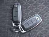 『インテリジェントキー』ですのでポケットやかばんに入れたままでもドアに付いているボタンを押してキーの開閉が出来ます♪♪ エンジンスタートもワンプッシュorひと捻り♪♪
