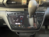オートエアコンでパネルタッチするだけで操作が可能です(^^)☆AUTOにすれば簡単に車内の空調を快適に調整してくれます♪嬉しいシートヒーター付き(^^)