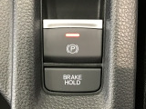 指先の操作でパーキングブレーキの「作動と解除」が行うことができる装備。ブレーキペダルから足を離しても停止し続けてくれるオートブレーキホールド機能。信号待ちなどの際には便利。ECO運転で低燃費走行♪
