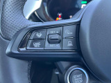アクティブクルーズコントロールは車両レーダーが前方車を検知、設定した速度よりも遅い車両が現れても、設定された車間距離を保つためにエンジンブレーキとシフトダウンによって自動減速します。車間距離が開けば、