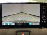 【バックカメラ】運転が苦手な方も車庫入れラクラクです!ギアをリバースに入れれば自動的に切り換わりますので、面倒な操作は不要です♪狭い駐車場もお車を傷つけず安心ですね!