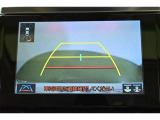 バックガイドモニター(バックモニター)付き。車両後方の映像をナビ画面に表示し、駐車などの後退操作をサポートします。