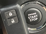 【キーレススタートシステム】カバンやポケットに入れたままでもドアの施錠・解錠が可能なスマートキーを装備。エンジンのオン・オフ時もカギを取り出す必要が無いからとっても便利です♪