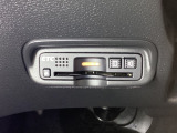 ハンドルの左下にETCがついています。高速道路の料金所の通過も楽々です!。 カードの取り出しもしやすい場所についています。