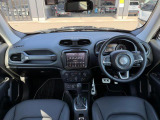 車内は黒を基調とした、車内空間となります。