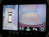 全方位モニター付きです。車両を上から見たような映像をディスプレイオーディオ画面に表示。運転席からの目視だけでは見にくい、車両周辺の状況をリアルタイムでしっかり確認できます。