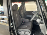 肘掛けとシートヒーター装備のフロントシートで長時間でも快適ドライブ!
