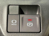 指先だけで簡単に操作が可能な電動パーキングブレーキを採用。「HOLD」スイッチを押すと、渋滞や信号待ちなどでブレーキペダルから足を離しても、ブレーキを保持するので安心です