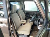 フロント広々、ベンチシートの運転席は、ハイトアジャスターが付いているので、快適にドライブができます。ハンドルはチルトステアリングで、ハンドル位置を上下に調節できます。