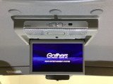 天井にリア席モニターが付いています。ナビゲーションで再生しているDVD等の映像を、後部座席の方にご覧いただくことができます。お子様にも大人気です。