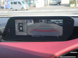 オプション装着の360&deg;ビューモニターでは、両サイドとフロント、バックカメラの合成で、あたかも上空から見下ろした様に周囲を確認して頂けます。駐車場だけでなく、T字路等でも活躍のアイテムです。