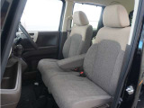 運転席と助手席は足元が繋がっているので自由に行き来しやすいので駐車場が狭いときでも助手席側からスムーズに乗り降りできて便利!