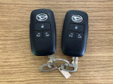 【スマートキー】 スマートキーを携帯していれば、ドアハンドルのボタンを押してロックの解除ができ、パワースライドドアもワンタッチで開閉できます