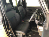 運転席の座面高さを調整できるシートリフターが付いています。フロントシートはベンチシートを採用で、座面も広く使い勝手もいいですよ♪