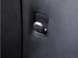 ◆コンビ二フック◆ちょっとした買い物の袋を吊り下げたり、ゴミ袋を吊り下げられるコンビニフックがあり車内を転がらず便利です!