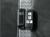 ◆スマートキー◆カギをバッグやポケットに入れたままでもドアロックの開閉ができる『スマートキー』!雨天や暗くなってもカギを取り出す必要がなくドアの開錠&エンジンも始動できます