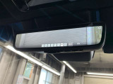 デジタルインナーミラー付き。後方視野角が広く、後席に同乗者がいても後方を確認しやすく安心です。