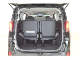 荷物が積めない・・・そんな心配は不要です!十分なスペースを確保してあります。シートを倒せばさらに大きな荷物も積めますよ♪