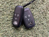 キーフリーシステムになっています。電子キーを携帯しているだけ、それだけでドアのロック開閉からエンジンの始動までできちゃいます♪