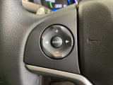 ステアリングスイッチがついていますので、オーディオのチャンネル変更、ボリューム、ジャンル変更が操作可能です。ハンドルから手を離さず安全に操作できます。