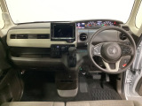 車内は光触媒抗菌消臭施工済です。インパネ周りはスタイリッシュなデザインです。グローブボックスやカップホルダーのほかにトレーなどたくさんの収納スペースが付いています。